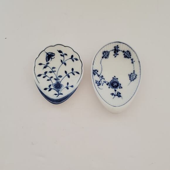 Vintage Set of 2 Denmark Mini Ceramic Oval Plates Blue White Floral Delftware - Picture 2 of 13
